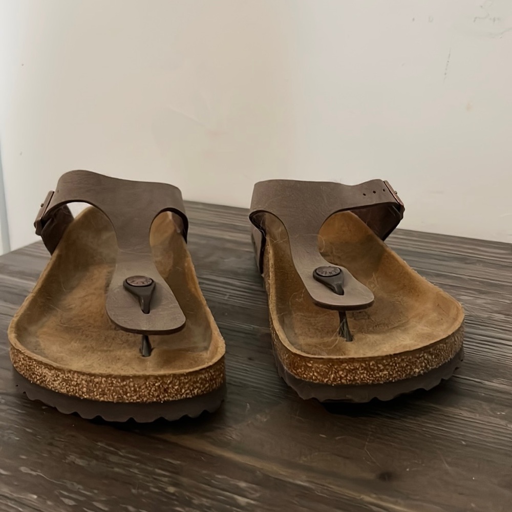 Birkenstock Women's Gizeh Sandals in Mocha